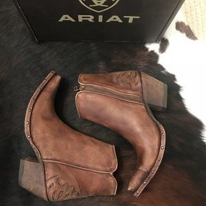 ⭐️Ariat Fenix Studded Boots⭐️